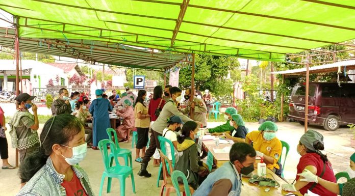 Warga Antusias Ikuti Vaksinasi Masal di Mempawah Hulu
