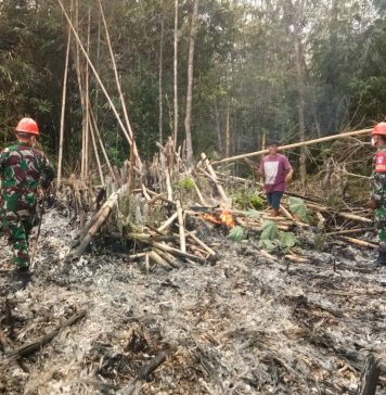Antisipasi Api Merambat, Babinsa Koramil Sengah Temila Bantu Awasi Pembukaan Lahan Warga