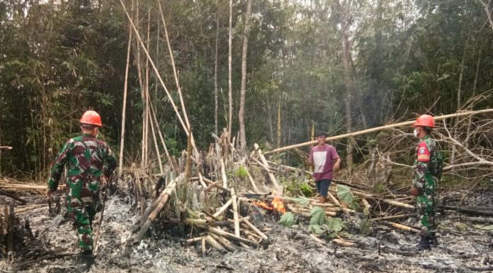 Antisipasi Api Merambat, Babinsa Koramil Sengah Temila Bantu Awasi Pembukaan Lahan Warga