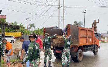 Yonarmed 16/Komposit Ngabang Gelar Aksi Bakti Sosial Jum’at Bersih