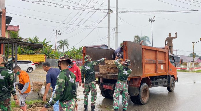Yonarmed 16/Komposit Ngabang Gelar Aksi Bakti Sosial Jum’at Bersih
