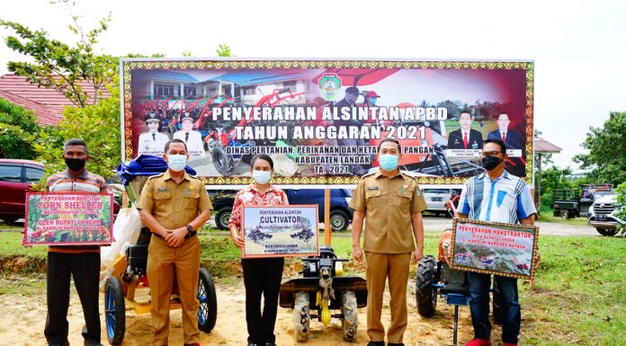 Pemkab Landak Serahkan 131 Unit Alsintan Kepada Kelompok Tani