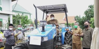 Wabup Farhan Serahkan Bantuan Alsintan Kepada Kelompok Tani