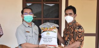Safari Natal, Pemda Ketapang Serahkan Bantuan