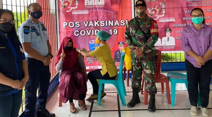 Warga Binaan Rutan Kelas 2 B Landak Ikuti Vaksinasi