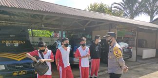 Tak Gunakan Helm Saat Berkendara dan Masker Empat Orang Pelajar Diberikan Teguran