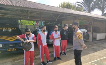 Tak Gunakan Helm Saat Berkendara dan Masker Empat Orang Pelajar Diberikan Teguran