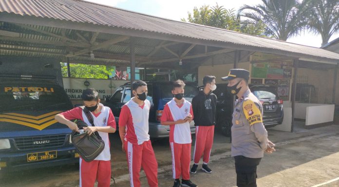 Tak Gunakan Helm Saat Berkendara dan Masker Empat Orang Pelajar Diberikan Teguran