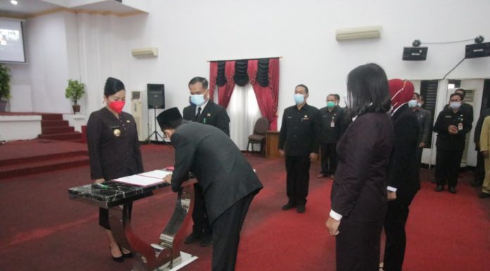 Bupati Landak Minta Pejabat Tingkatkan Kualitas Pelayanan