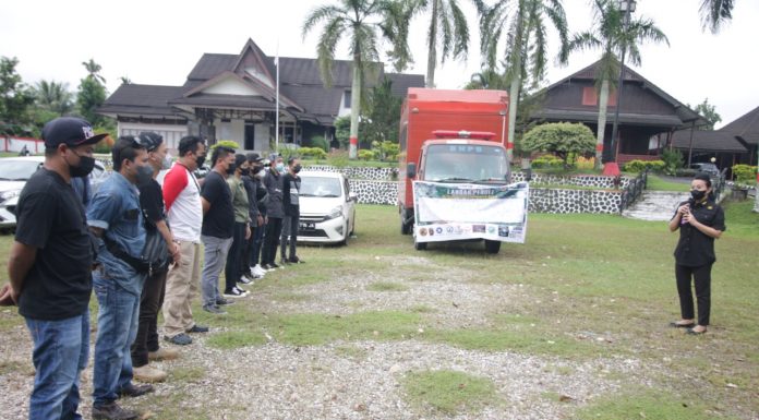 Bupati Karolin Apresiasi Kepedulian Masyarakat Landak Terhadap Korban Banjir di Kalbar