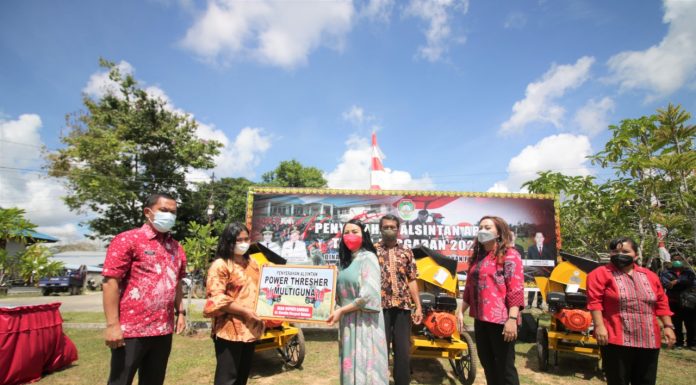 Bupati Landak Serahkan 160 Power Thresher ke Petani