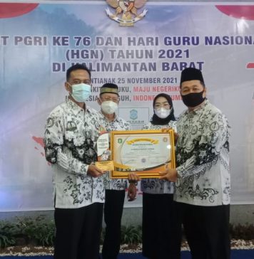Hari Guru Nasional, Bupati Karolin Terima Anugerah Dwija Raja Nugraha