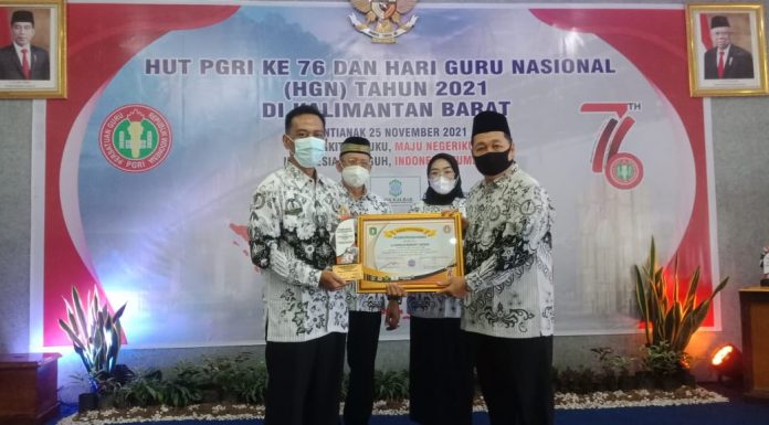 Hari Guru Nasional, Bupati Karolin Terima Anugerah Dwija Raja Nugraha
