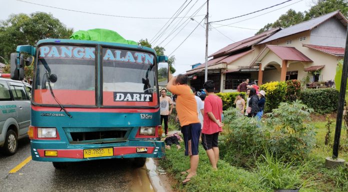 Pengendara Sepeda Motor Tewas Pasca Insiden Kecelakaan Dengan Bus di Senakin