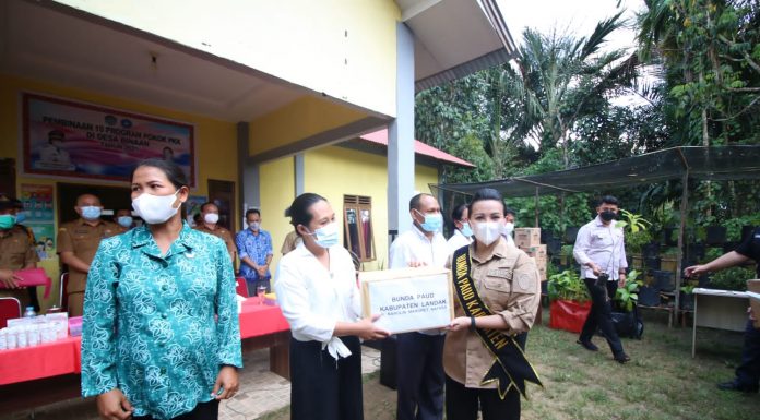 Bupati Landak Berikan Pembinaan 10 Pokok Program PKK Kepada PKK Desa