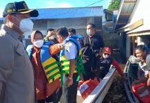 Tinjau Warga Terdampak Banjir di Sanggau Mensos Serahkan Bantuan