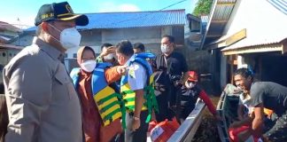 Tinjau Warga Terdampak Banjir di Sanggau Mensos Serahkan Bantuan