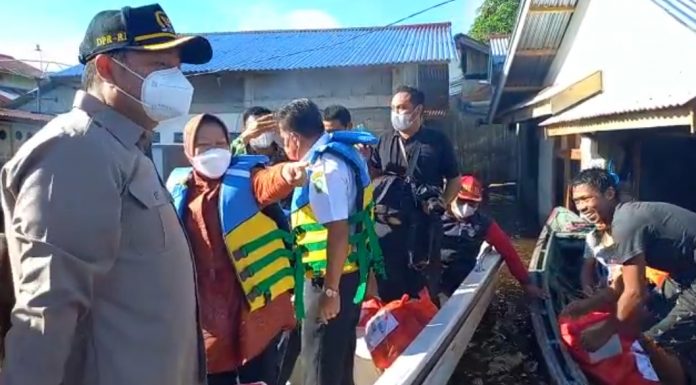 Tinjau Warga Terdampak Banjir di Sanggau Mensos Serahkan Bantuan