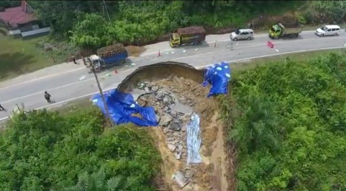 Diguyur Hujan Dua Titik Ruas Jalan Nasional di Sanggau Longsor