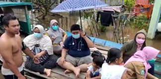 Gunakan Perahu Nakes Berikan Pelayanan Kesehatan Gratis Kepada Korban Banjir