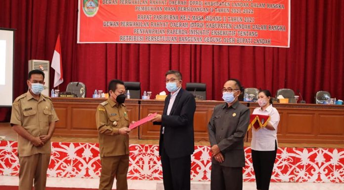 Bupati Sampaikan Raperda Retribusi Persetujuan Bangunan Gedung ke DPRD Landak