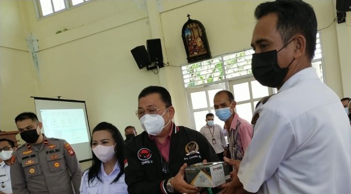 Polsek Menjalin Beri Pengamanan Kunker Anggota DPR RI Cornelis dan Bupati Landak