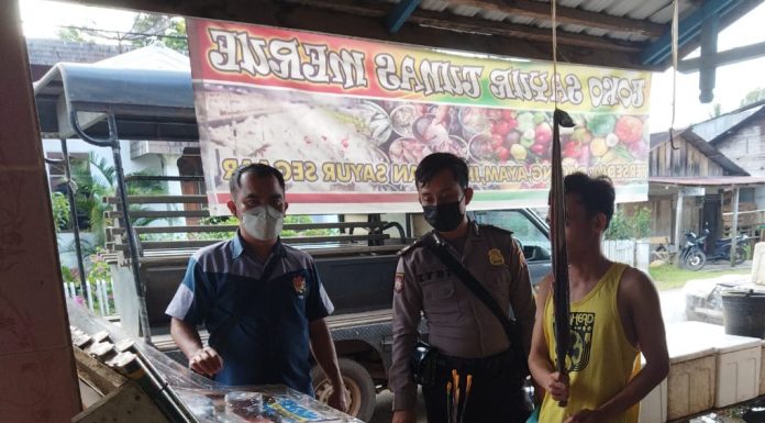 Ops Pekat Kapus Polsek Menyuke Datangi Pedagang Petasan di Pasar Darit