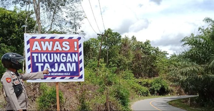 Antisipasi Lakalantas, Polsek Mempawah Hulu Pasang Banner Himbauan