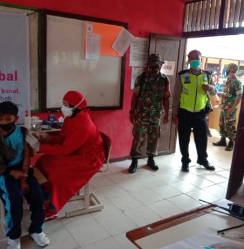 TNI dan Polri Pantau Vaksinasi Massal Bagi Pelajar
