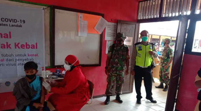 TNI dan Polri Pantau Vaksinasi Massal Bagi Pelajar