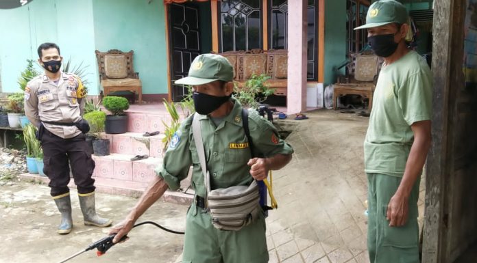 Penyemprotan Disinfektan Dipermukiman Warga Cegah Penyebaran COVID-19