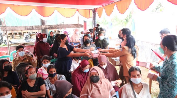 Kunker Sidas Bupati Landak Beri Bantuan Atasi Stunting