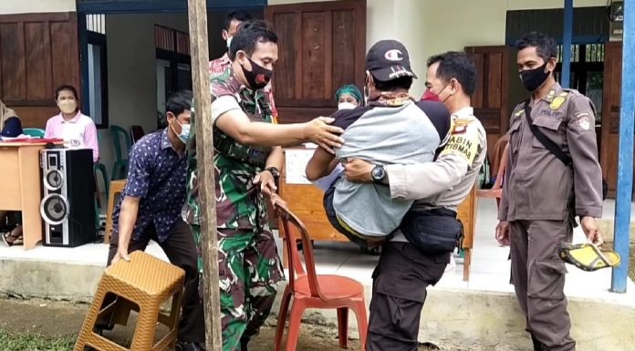 Aksi Heroik Bhabinkamtibmas Polsek Meranti Gendong Penyandang Disabilitas Ikuti Vaksinasi COVID-19