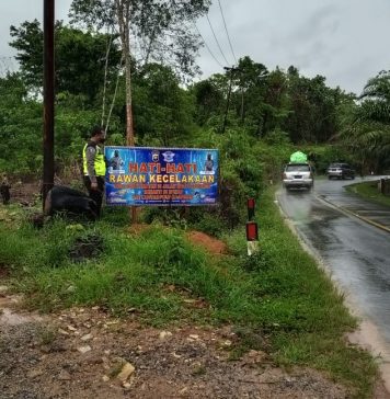 Tekan Angka Lakalantas, Polsek Mempawah Hulu Pasang Spanduk Keselamatan Berlalu Lintas
