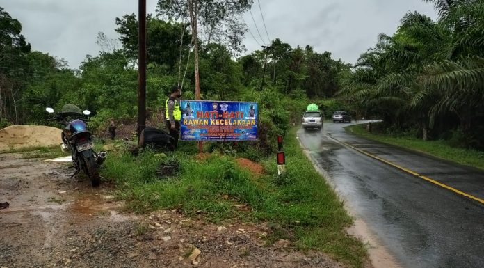 Tekan Angka Lakalantas, Polsek Mempawah Hulu Pasang Spanduk Keselamatan Berlalu Lintas