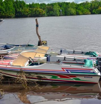 Bupati Ketapang Serahkan Dua Unit Speed Boat ke Desa Pasaguan Kanan dan Pematang Gadong