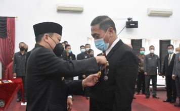 132 PNS Landak Terima Tanda Kehormatan Satyalancana Karya Satya