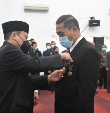 132 PNS Landak Terima Tanda Kehormatan Satyalancana Karya Satya