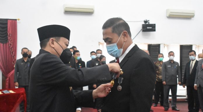 132 PNS Landak Terima Tanda Kehormatan Satyalancana Karya Satya