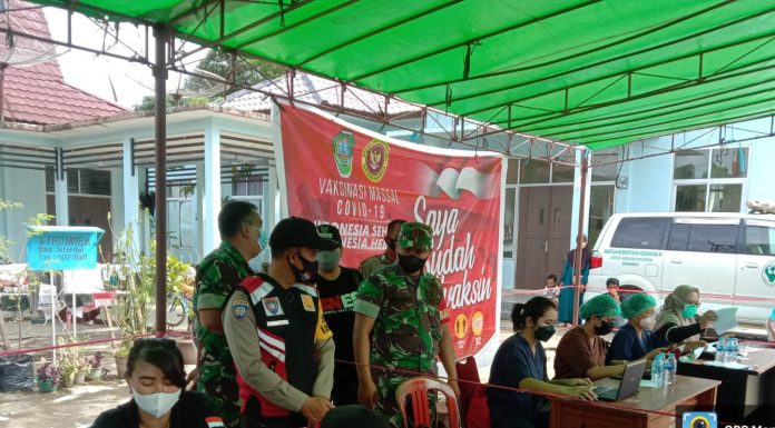 Warga Antusias Ikuti Vaksinasi di Karangan, TNI Polri Beri Pengamanan