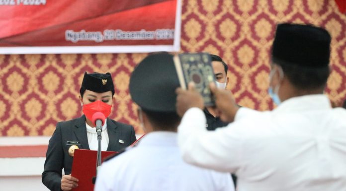 Bupati Landak Lantik Kades Sungai Segak Penganti Antar Waktu
