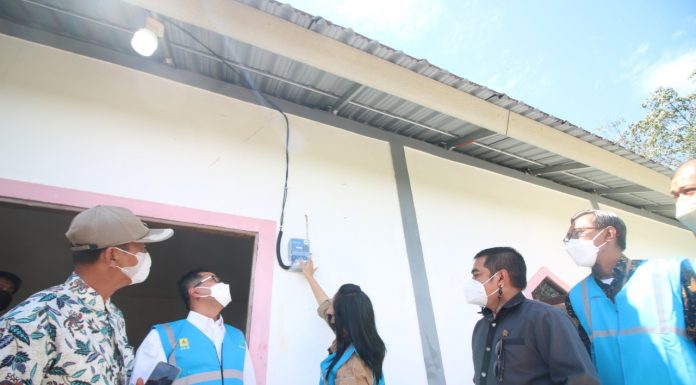 Warga Desa Sebirang dan Amboyo Selatan Mulai Nikmati Aliran Listrik PLN