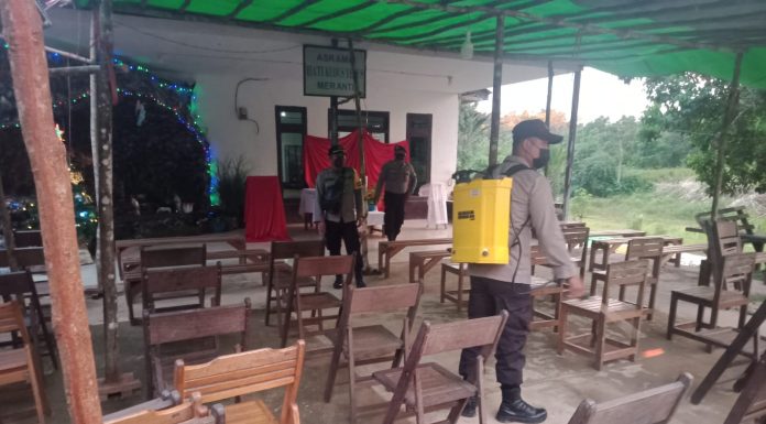 Sejumlah Gereja Disemprot Disinfektan Jelang Pelaksanaan Ibadah Malam Natal