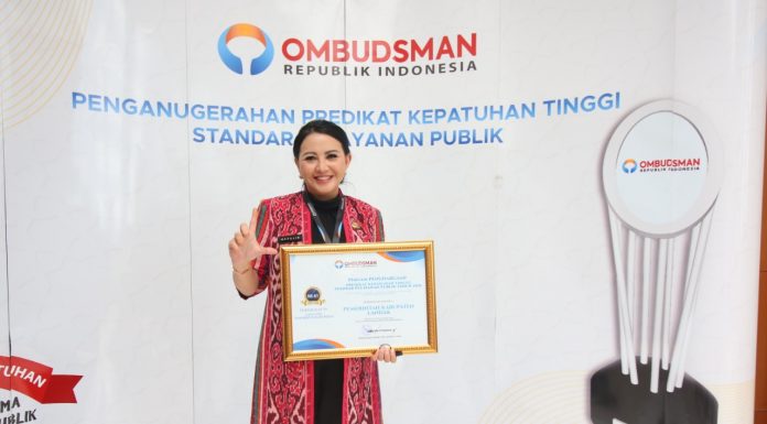 Bupati Landak Terima Penghargaan Ombudsman RI
