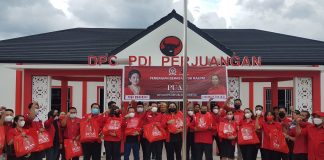 Ketua DPD PDI Perjuangan Kalbar Lasarus Serahkan Bantuan Tali Asih Beras Dari Puan Maharani