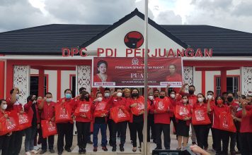 Ketua DPD PDI Perjuangan Kalbar Lasarus Serahkan Bantuan Tali Asih Beras Dari Puan Maharani