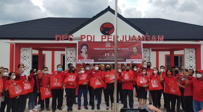 Ketua DPD PDI Perjuangan Kalbar Lasarus Serahkan Bantuan Tali Asih Beras Dari Puan Maharani