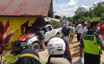 BREAKING NEWS: Lakalantas Tunggal, Mobil Hantam Rumah Warga di Desa Raja
