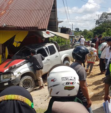 BREAKING NEWS: Lakalantas Tunggal, Mobil Hantam Rumah Warga di Desa Raja