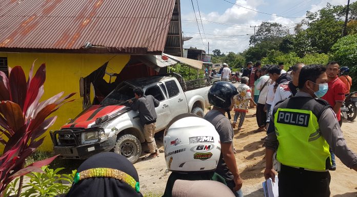 BREAKING NEWS: Lakalantas Tunggal, Mobil Hantam Rumah Warga di Desa Raja